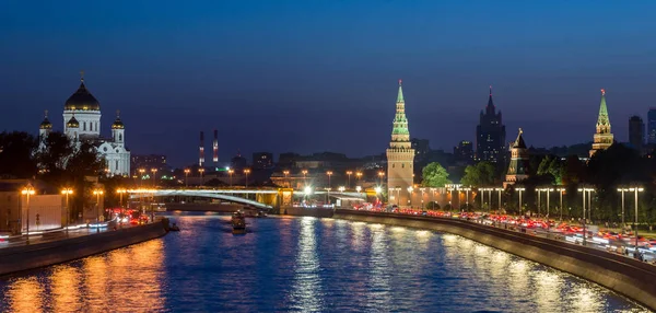 Moscow cityscape, vista de Moscou Kremlin e aterro do rio Moscou em Moscou, Rússia, vista do pôr do sol — Fotografia de Stock