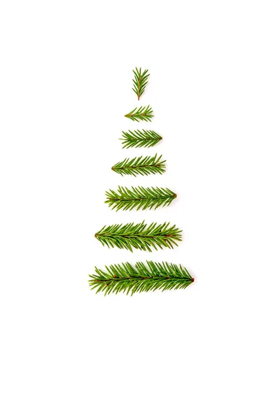 Symbole arbre de Noël à partir d'un sapin branches sur fond blanc. Copiez l'espace pour votre salutation — Photo