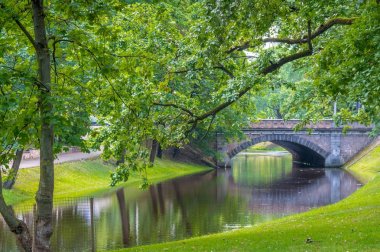 güzel şehir parkı nehir ve yaz günü Bridge'de