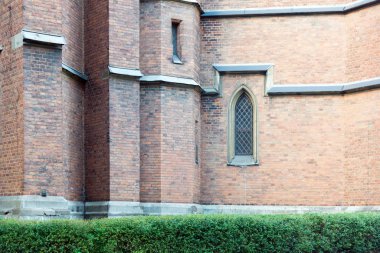 tuğla duvar eski Katedrali penceresiyle