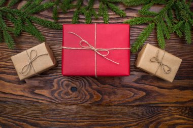 eski ahşap arka plan üzerinde kırmızı ve craft kağıt hediye kutuları