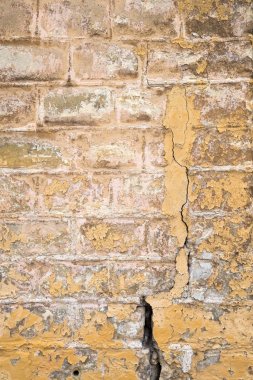 eski boyalı tuğla duvar ile bir çatlamak