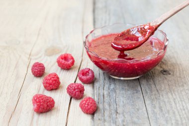 Ahududu reçeli ve bir tahta üzerinde taze ahududu