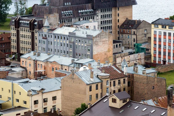 Vecchie case in mattoni con tetti arrugginiti, Riga, Lettonia (vista dall'alto ) — Foto Stock