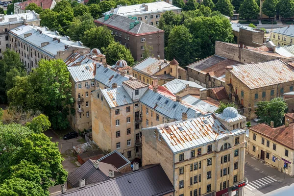 Eski evler paslı çatı, Riga, Letonya (Üstten Görünüm) — Stok fotoğraf