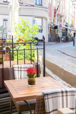 doğa dekorasyonu ile sokak açık kafe