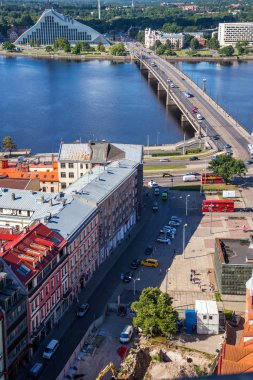 Riga, Letonya - 8 Ağustos 2017: Old Town ve Daugava Nehri, Riga, Letonya, havadan görünümü