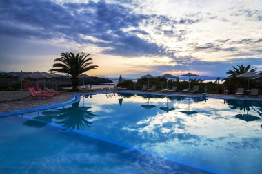 havuz kenarında güzel yaz günbatımı