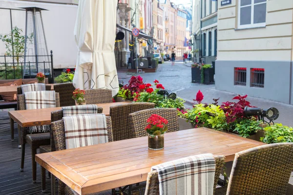 doğa dekorasyonu ile sokak açık kafe