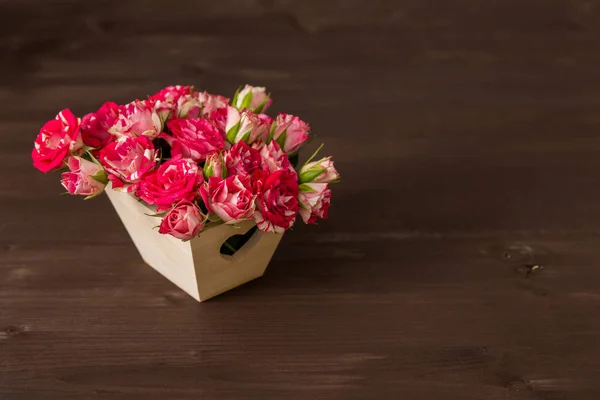 Красивый романтический букет розовых роз в декоре деревянной коробки — стоковое фото