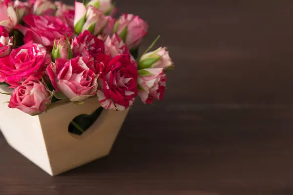 Beautiful romantic small bouquet of pink roses in wood box decorated heart — Stock Photo, Image