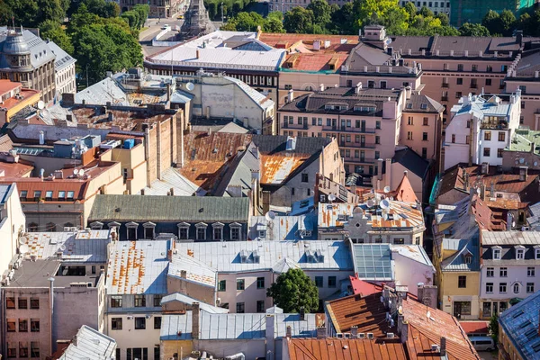 Vecchie case con tetti arrugginiti, Riga, Lettonia (vista dall'alto) ) — Foto Stock