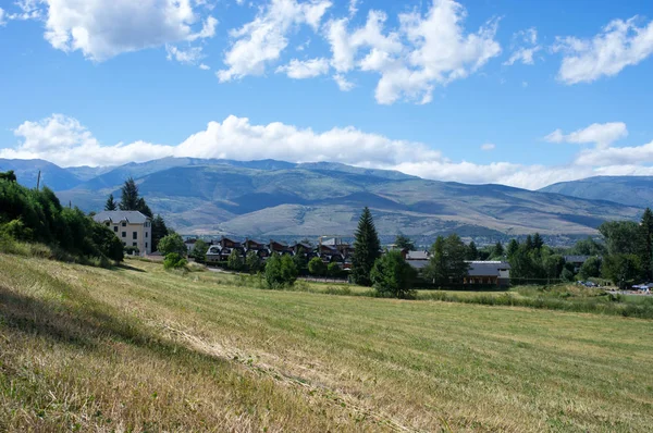 Peyzaj alanı ve Pirene Dağları — Stok fotoğraf