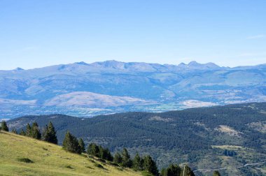 Pirene Dağları üzerinde Üstten Görünüm