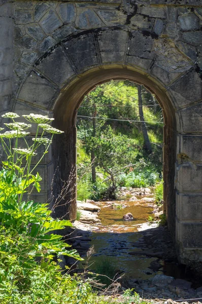 Taş kemer ile küçük bir nehir