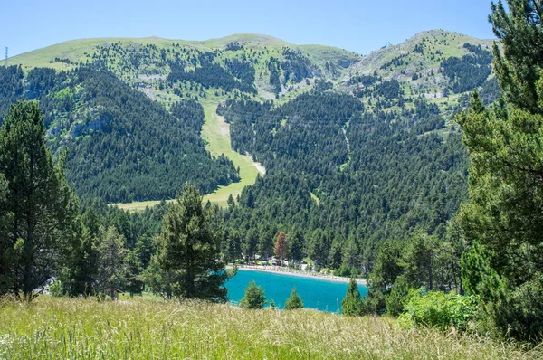 Pirene Dağları ve göl manzara