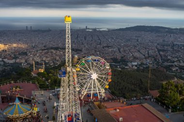 Tibidabo eğlence parkı üzerinde Üstten Görünüm