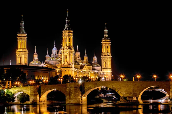 Catedral-Basílica de Nuestra Señora del Pilar y el Puente Romano — Foto de Stock