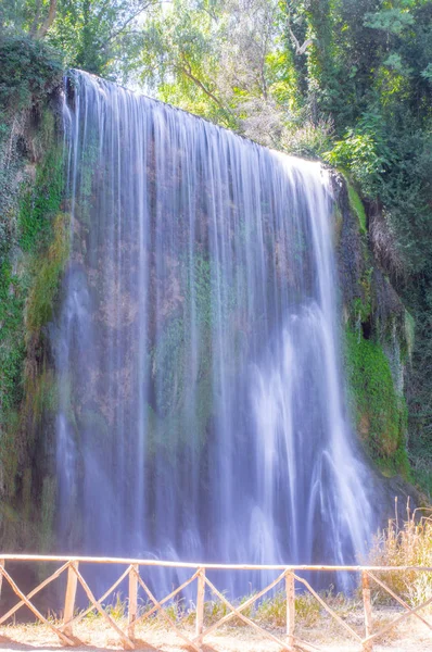 Pintoresca cascada grande rodeada por el bosque verde —  Fotos de Stock