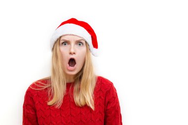 Kafası karışmış, şaşırmış, şaşırmış, şaşırmış, Noel Baba şapkalı kadın. Komik reaksiyon, duygusal yüz ifadesi ve duygu konsepti.