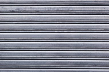 Garaj metal kapısının deseni soyulmuş. Yuvarlanan çelik kapılar.