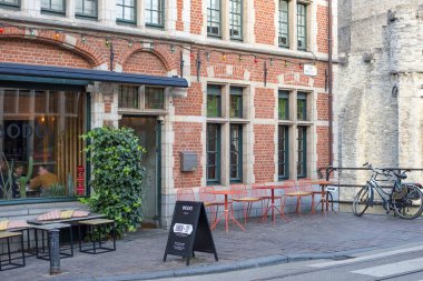 Gent, Belçika 28.10.2019 Gent, Belçika 'da eski bir cadde. Gent 'in mimarisi ve simgesi. Cafe Bodo, beyler.
