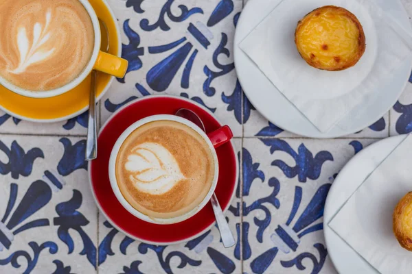 Geleneksel Portekiz tatlı pastel de nata ile seramik bardaklarda iki fincan kahve..