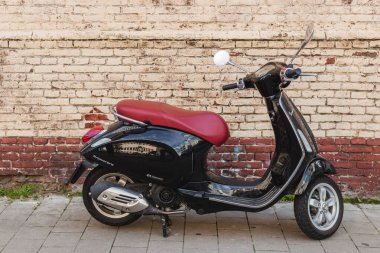 Beyler, Belçika 28.10.2019 mobilet bir ara sokakta duruyor. Tuğla duvar