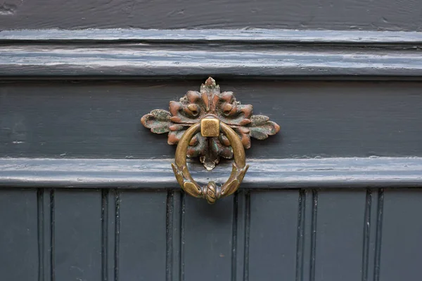 Tocador de puerta de latón antiguo en la forma, elemento de la puerta con perilla de metal. Una manija de puerta muy vieja — Foto de Stock