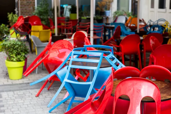 Kleurrijke tafels en stoelen in een café. Geel, blauw, rode kleuren. Europees restaurant in de stad — Stockfoto