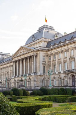 Bruxelles, Belçika 27.10.2019 - Brüksel, Belçika 'nın tarihi merkezinde Kraliyet Sarayı. Güneşli bir gün