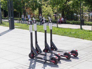 Wroclaw, Polonya - 12 Ağustos 2019: şehirde elektrikli scooter kiralama. Yaz günü