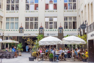 Wroclaw, Polonya - 12 Ağustos 2019: İnsanlar Wroclaw, Polonya 'da Charlotte adlı hipster kafede yürüyor, dinleniyorlar.