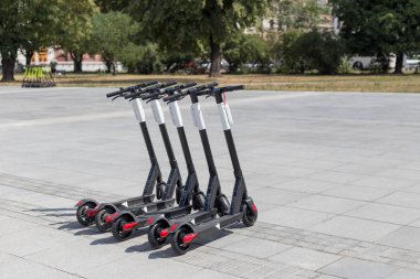 Wroclaw, Polonya - 12 Ağustos 2019: şehirde elektrikli scooter kiralama. Yaz günü