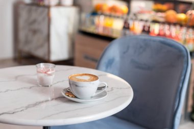 Güzel Latte sanatıyla birlikte bir fincan kahve. Kahvede sıcak kahve, sabah vakti. Yiyecek konsepti