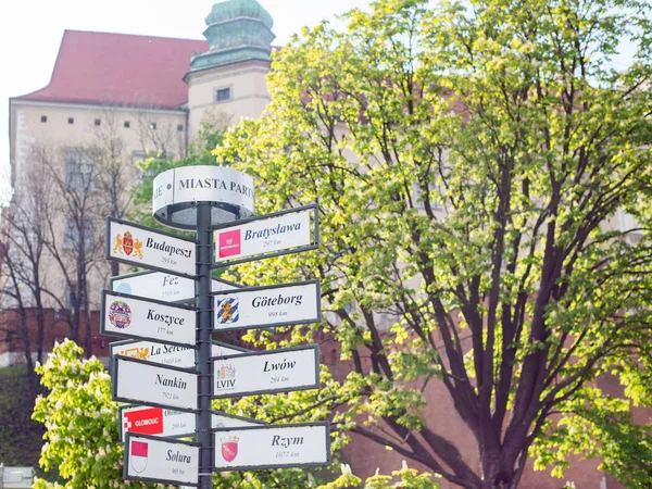 Cracovie, POLOGNE - 10 mai 2019 : Direction différents endroits du monde indiqués sur un panneau de signalisation. Photo prise en Pologne ville — Photo