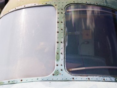 Eski bir askeri helikopterin lombozu. Arkaplan paslı demir metali.