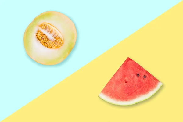 Skivad av vattenmelon och hälften av melon isolerad på färg bakgrund. Ett platt ligg. Mat och sommarkoncept. Kreativ utformning — Stockfoto