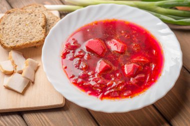 Eski ahşap arka planda ekmek ve domuz yağıyla geleneksel Ukrayna borsası. Pancar çorbası Üst Manzara.