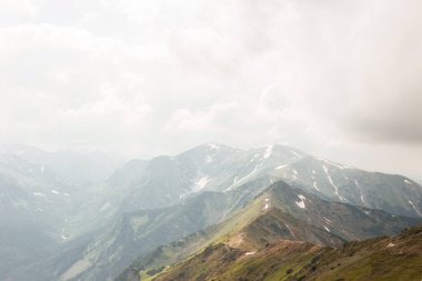 Görünür siluetleri ile dağ sırası. Bir dağ manzarasının tepesinde boş duruyor. Trekking ve turizm konsepti. Yüksek dağ manzaraları. doğal açık hava seyahat arka plan. Güzellik dünyası.