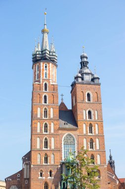 Krakow 'un ana meydanındaki Aziz Mary Bazilikası, ana meydan, yaz günü ünlü katedral.