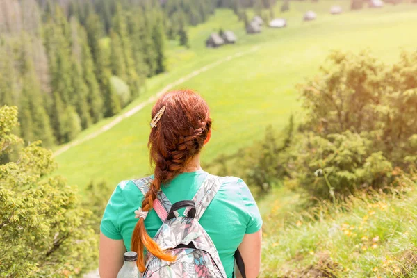 Mulher viajante com mochila ficar no pico da montanha e olhando para a floresta, conceito de viagem de wanderlust, espaço para texto, momento épico atmosférico — Fotografia de Stock