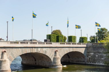 Stockholm, İsveç - Haziran 05, 2019: Stockholm 'de Norrbro Köprüsü.