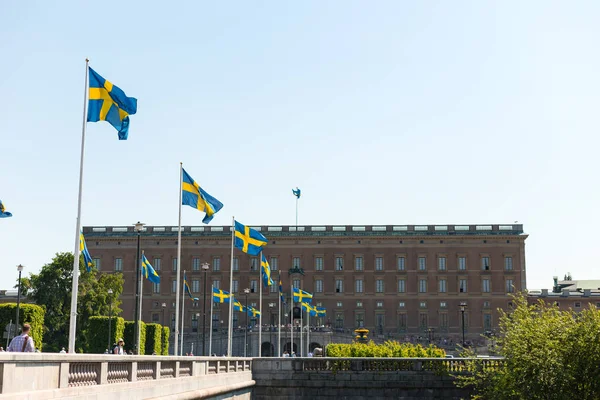 Estocolmo, Suécia - 05 de junho de 2019: Ponte Norrbro com bandeiras Em Estocolmo, no dia ensolarado, Suécia. Slottet da Kungliga — Fotografia de Stock