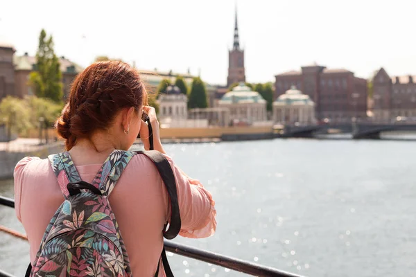 Nő fotós vesz egy képet a városi táj. A turizmus fogalma. Copyspace — Stock Fotó