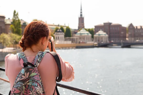 Femme photographe prend une photo du paysage urbain. Concept touristique. Espace de copie — Photo