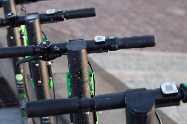 Varşova, Polonya - 18 Eylül 2019 Lime-S elektrikli scooter şirketi Lime in the street