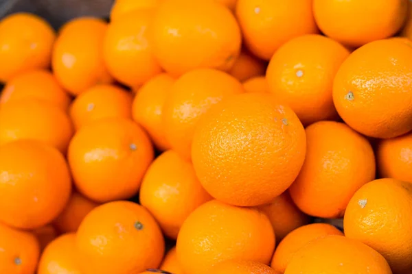 Sağlıklı organik portakallar. Olgun mandalina arka planının en üst görüntüsü. Taze mandalina dokusu