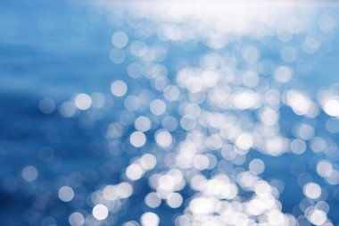 Arka plan için bulanık mavi deniz suyu, doğa arka plan konsepti. Yılın renginde. Tasarım için güzel mavi arkaplan.