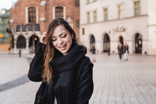 Portrét stylové usměvavé šťastné ženy kráčející ulicí, pozitivní nálada, dívka si užívá víkendů — Stock fotografie